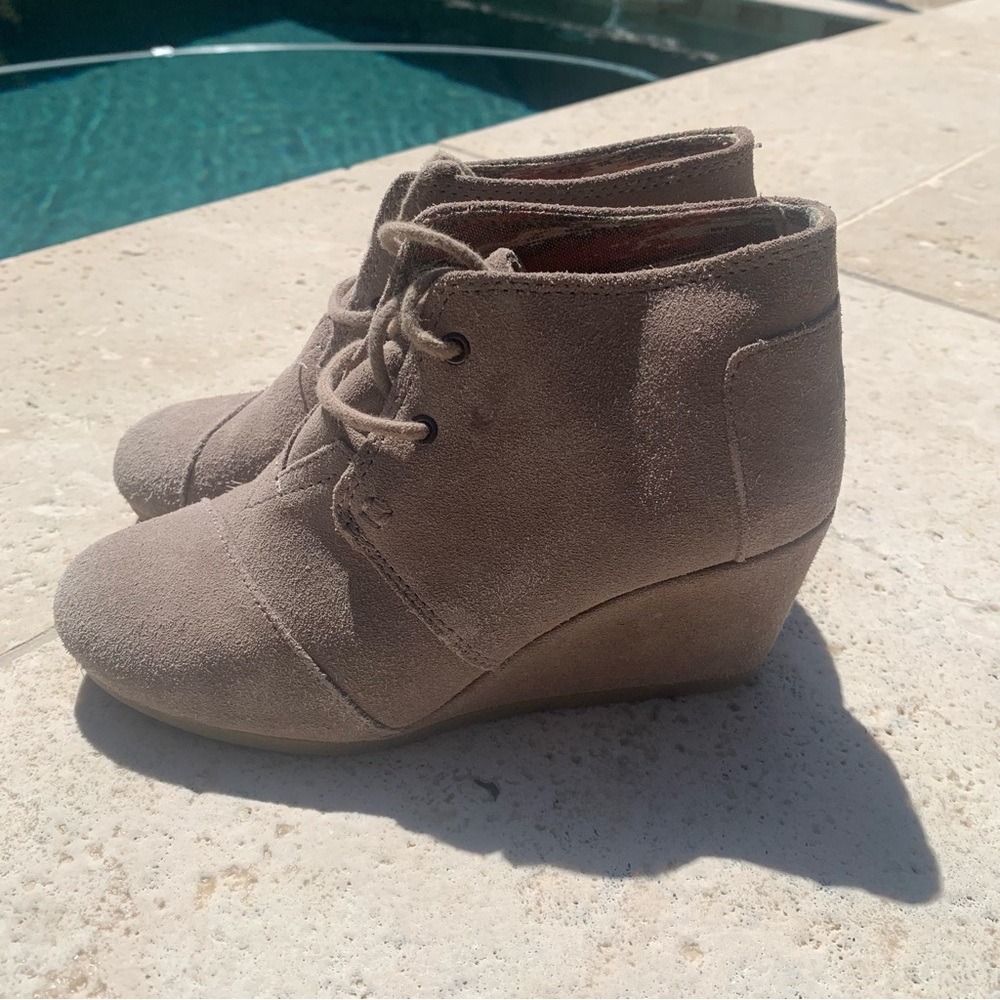 Toms Taupe Suede Wedge Ankle Boots Sz 6 Lace Up